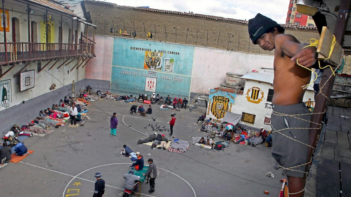 Im bolivianischen Gef&auml;ngnis San Pedro, dem krassesten Knast der Welt, protestiert dieser Insasse durch "Kreuzigung" f&uuml;r ein besserer Justizsystem. (Foto)