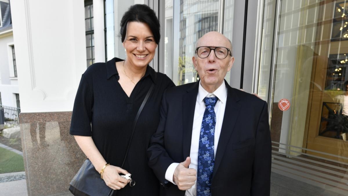 Reiner Calmund mit seiner Frau Sylvia gehen 2022 zur&nbsp;Verabschiedungsgala von Rudi V&ouml;ller. (Foto)