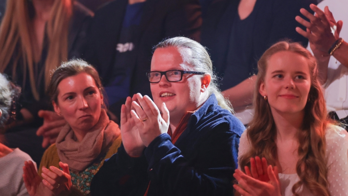 Angelo Kelly, Ehefrau Kira Harms Kelly (l) und Gabriels Freundin Leoni Miller beim "Let's Dance"-Finale. (Foto)