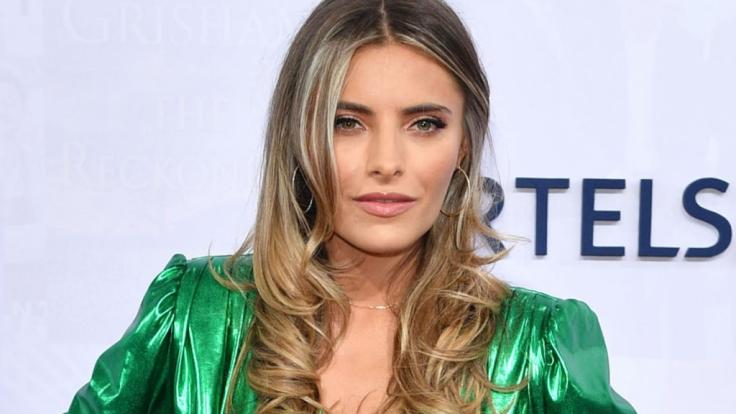 Sophia Thomalla legt für Schüttflix (fast) alle Kleider ab.