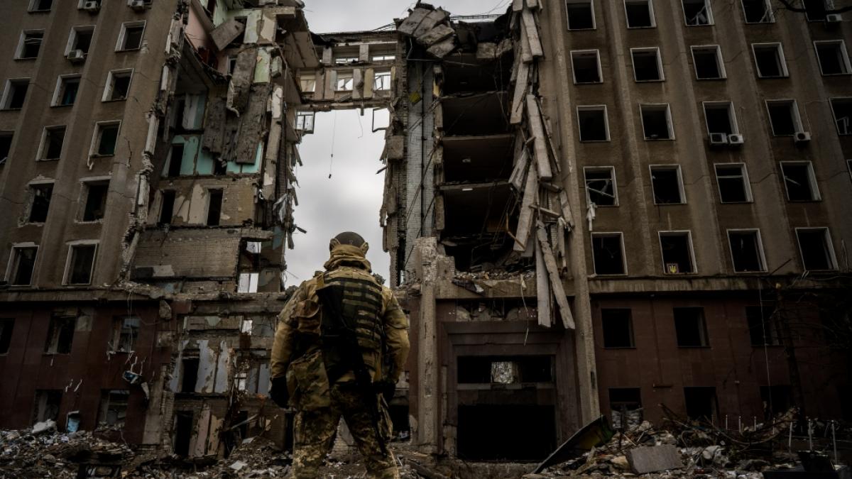 Ein ukrainischer Soldat vor einem zerst&ouml;rten Geb&auml;ude. (Foto)