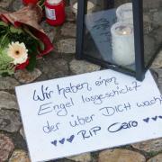 Kerzen und Abschiedsbriefe erinnern an die ermordete Carolin.