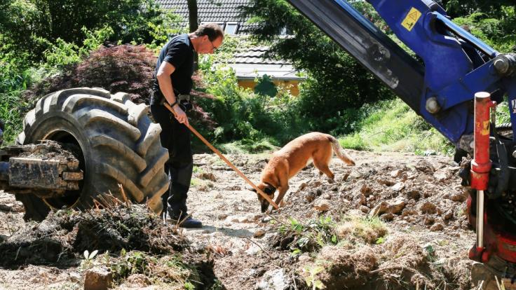 Die Polizei in Wuppertal suchte auf dem Grundstück eines 83-Jährigen nach dem Fund von Kinderpornographie im Garten des Verdächtigen mit Baggern und Leichenspürhunden nach vermissten Kindern.