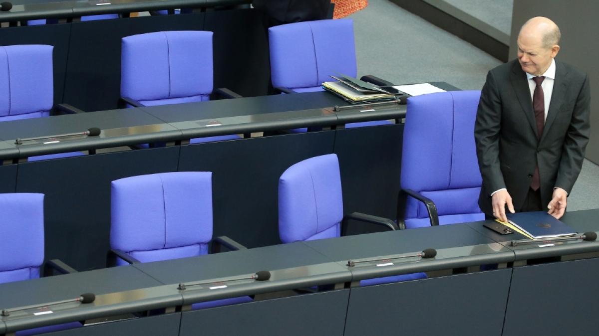 Olaf Scholz neben leeren Sitzen im Bundestag: Einige Politiker fehlen besonders h&auml;ufig bei Sitzungen. (Foto)