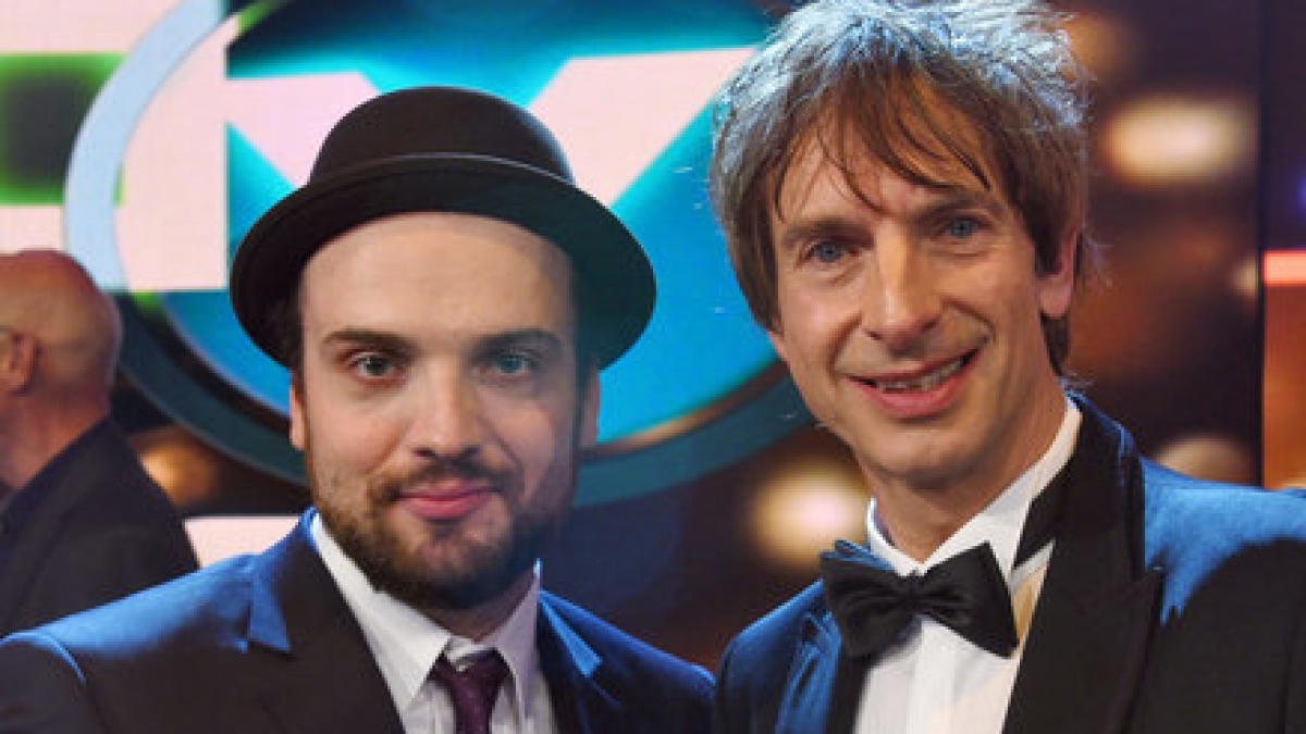 So sehen Sieger aus: Die Komiker Ingmar Stadelmann ("Bester Newcomer", l) und Ingolf L&uuml;ck ("Ehrenpreis", r) posieren nach der Verleihung des Deutschen Comedypreises 2014 mit ihren Preisen. (Foto)
