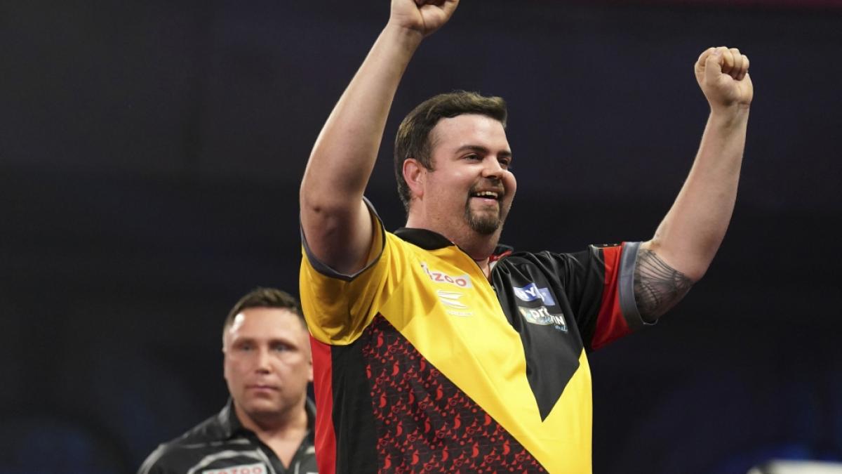 Der "German Giant" l&auml;sst den "Iceman" schmelzen: Gegen Gabriel Clemens sah der Weltranglisten-Erste Gerwyn Price im WM-Viertelfinale kein Land und musste sich 5:1 geschlagen geben. (Foto)
