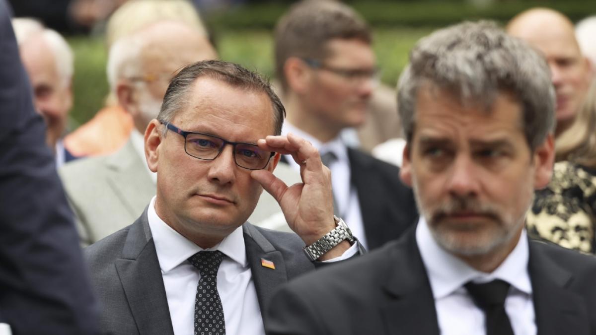 AfD-Bundessprecher Tino Chrupalla (l.) &auml;u&szlig;erte sich bei "maischberger" zu einer m&ouml;glichen Kapitulation der Ukraine im Krieg gegen Russland. (Foto)
