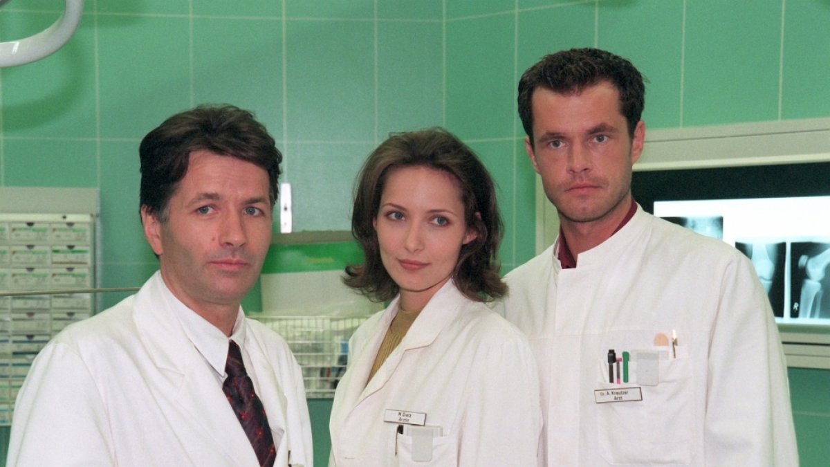So fing alles an: Die "In aller Freundschaft"-Stars Thomas Rühmann (als Dr. Roland Heilmann), Ina Rudolph (als Maia Dietz) und Joachim Kretzer (als Dr. Joachim Kreutzer (Joachim Kretzer) 1998 am Set der Serie. (Foto)