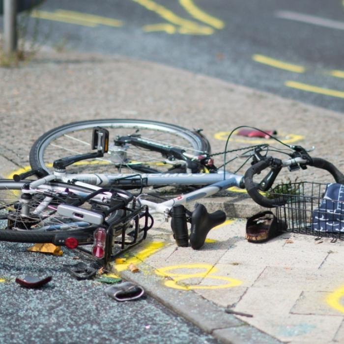 Tödlicher Unfall! Radfahrerin von Straßenbahn überrollt