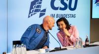 CSU-Raumfahrtministerin Dorothee Bär im Gespräch mit dem deutschen ESA-Astronauten Alexander Gerst.