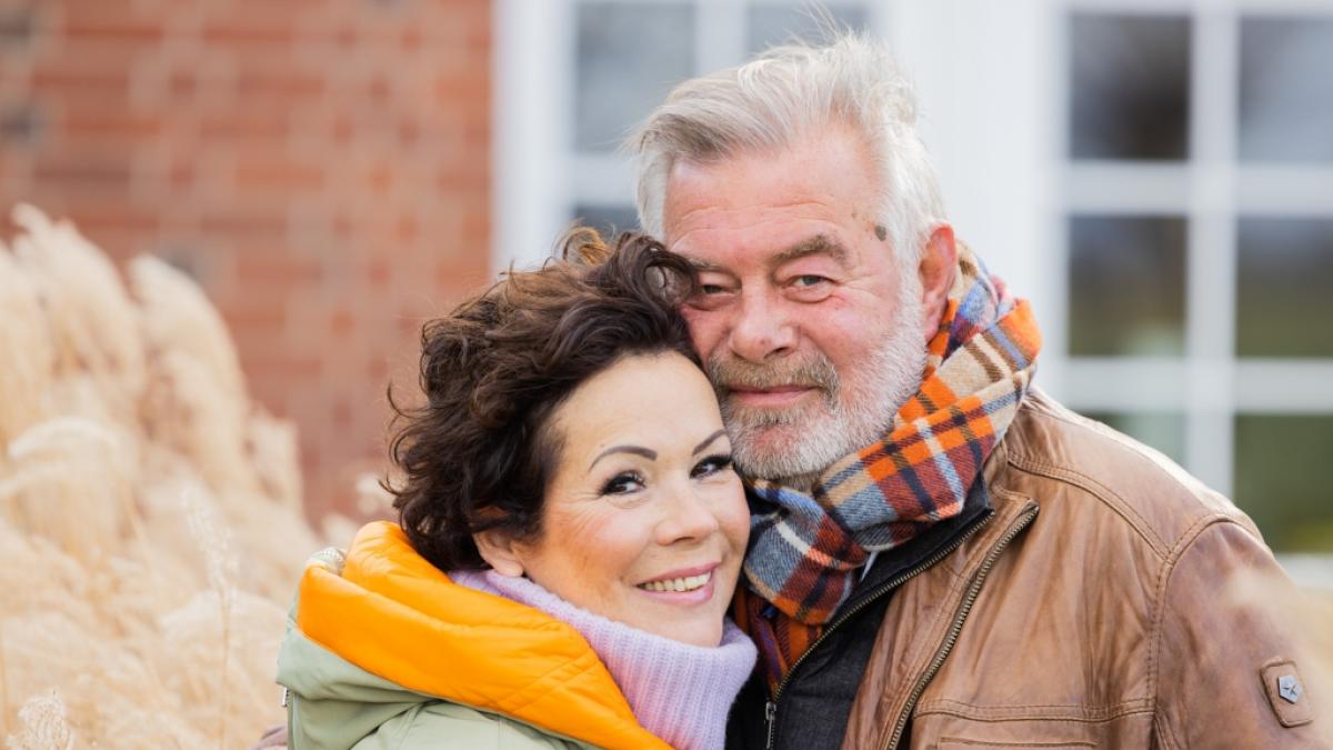 Harry Wijnvoord und seine Frau Iris stehen vor ihrem Haus. (Foto)