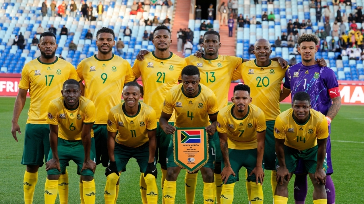 S&uuml;dafrikanische Spieler posieren f&uuml;r ein Mannschaftsfoto vor dem Fu&szlig;ballspiel der Gruppe B des Afrika-Cups zwischen Angola und S&uuml;dafrika in Marrakesch, am 22.12.2025. (Symbolbild) (Foto)