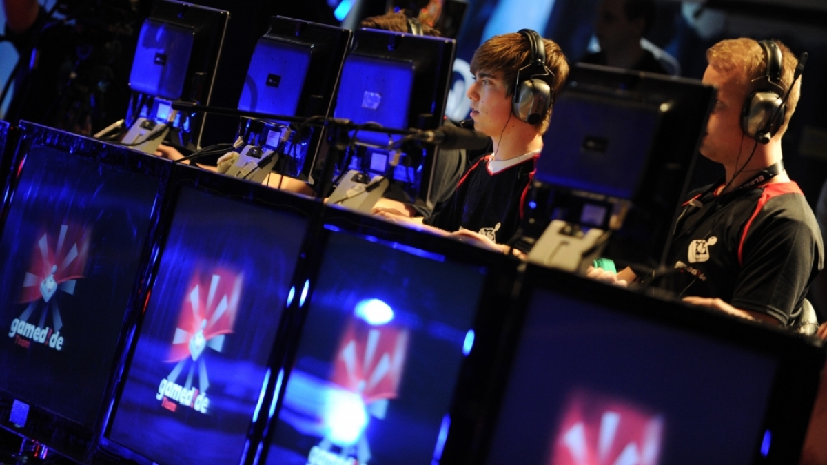 Kann man mit eSports reich werden? Als Profi-Zocker kann man mit den richtigen Sponsoren, Investoren und Vertr&auml;gen durchaus ein h&uuml;bsches S&uuml;mmchen verdienen. (Foto)