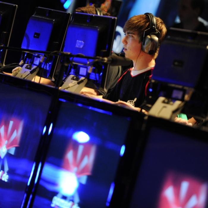 Gehalt enthüllt! SO viel Kohle scheffeln Profi-eSportler