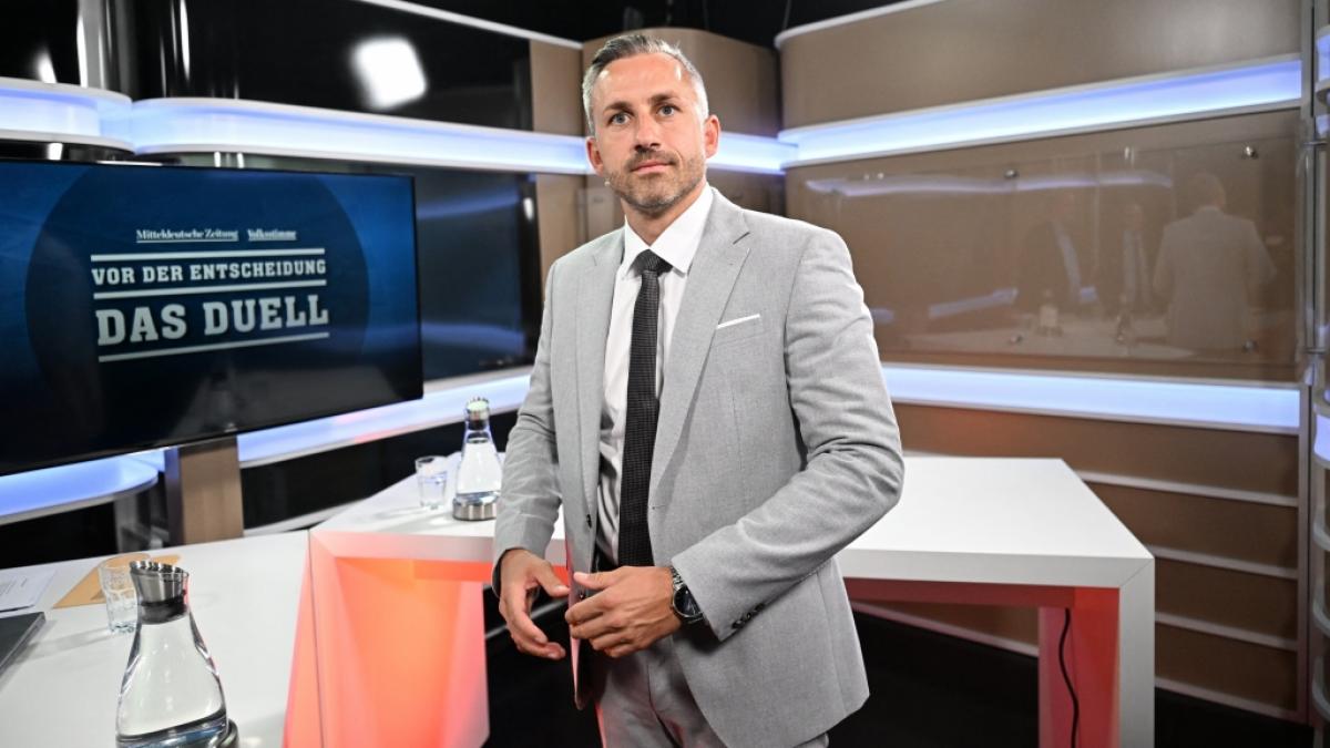 Ulrich Siegmund (AfD) steht vor dem TV-Duell der Spitzenkandidaten im Studio in Halle/Saale. (Foto)