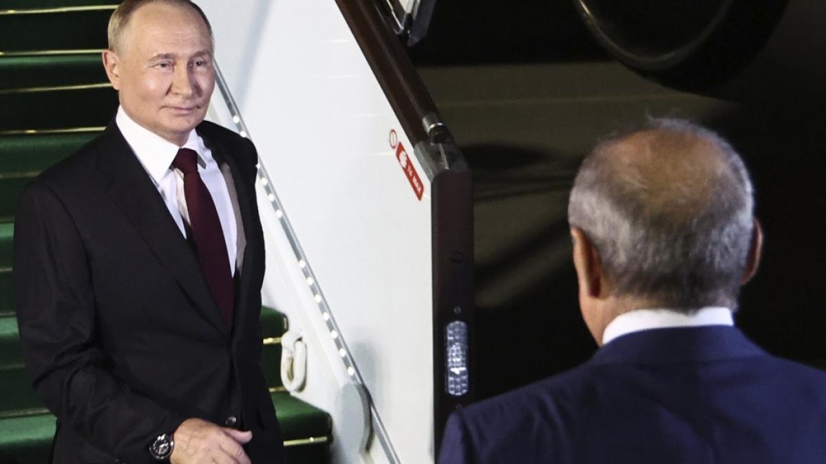 Aufnahmen von Wladimir Putins Ankunft in Aerbaidschan werfen Fragen auf: Wieso sieht der Kreml-Chef pl&ouml;tzlich so prall und jugendlich aus? (Foto)