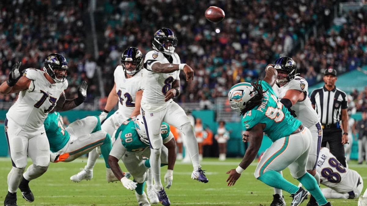 Lamar Jackson von den Baltimore Ravens wirft den Ball umgeben von der Defensive- und Offensive Line, am 30.10.2025. (Symbolbild) (Foto)