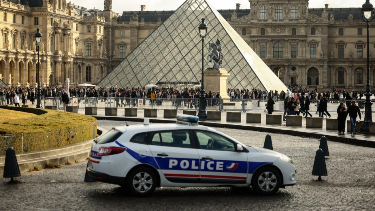 Nach dem Raub im Louvre, bei dem Juwelen in Wert von 88 Millionen Euro entwendet wurden, bewacht die Polizei das Gel&auml;nde rund um das Geb&auml;ude. (Foto)