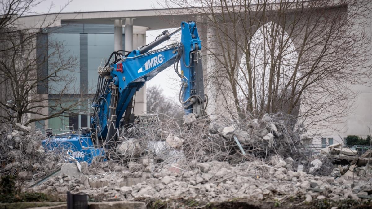 Am Berliner Bundeskanzleramt wird eifrig gebaggert - der geplante Erweiterungsbau droht eine Kostenexplosion auszul&ouml;sen. (Foto)