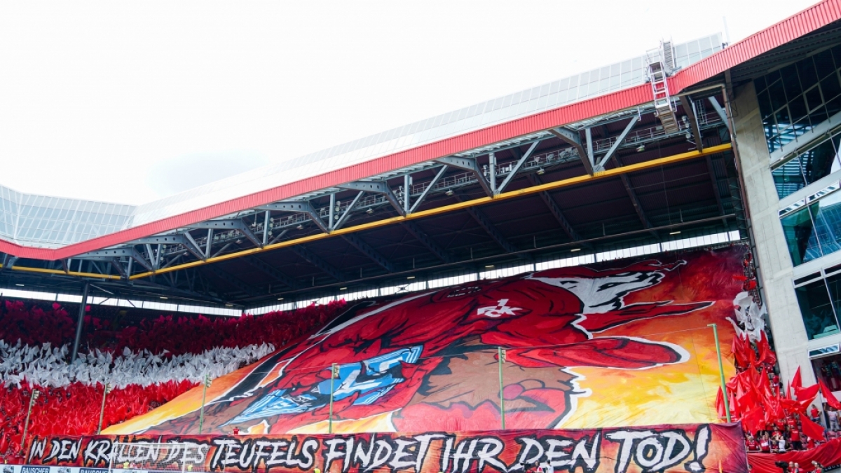 Die Fans des 1. FC Kaiserslautern unterst&uuml;tzen ihren Verein mit vollen Kr&auml;ften. (Symbolbild) (Foto)