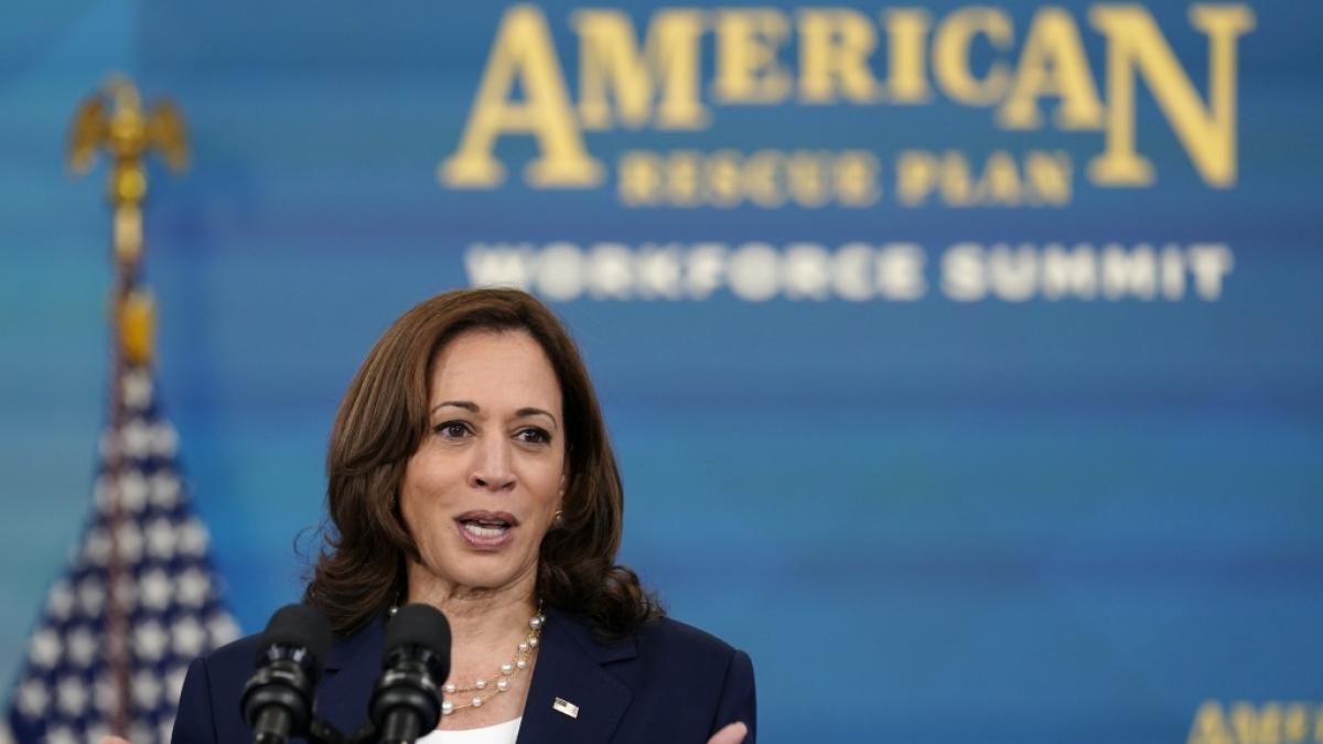 Kamala Harris stellte sich bei einer Veranstaltung mit ihren Pronomen vor und beschrieb, wie sie aussieht. (Foto)