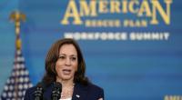 Kamala Harris stellte sich bei einer Veranstaltung mit ihren Pronomen vor und beschrieb, wie sie aussieht.