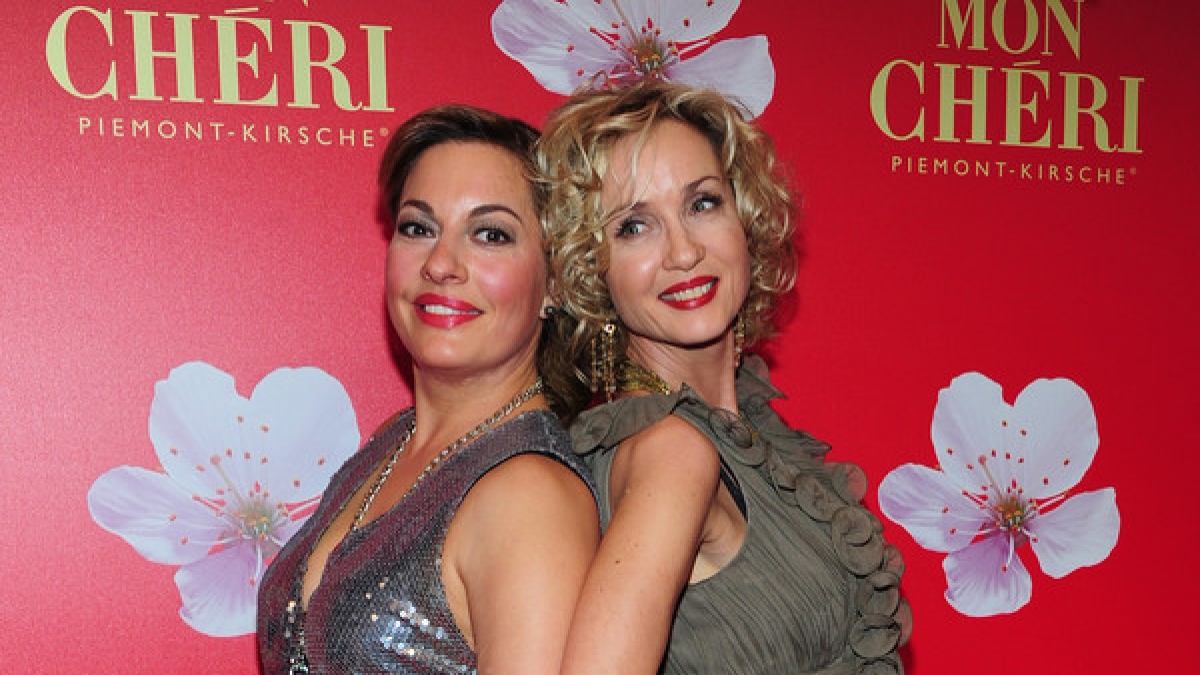 Isabella H&uuml;bner (rechts) mit Schauspielkollegin Julia Dahmen. (Foto)