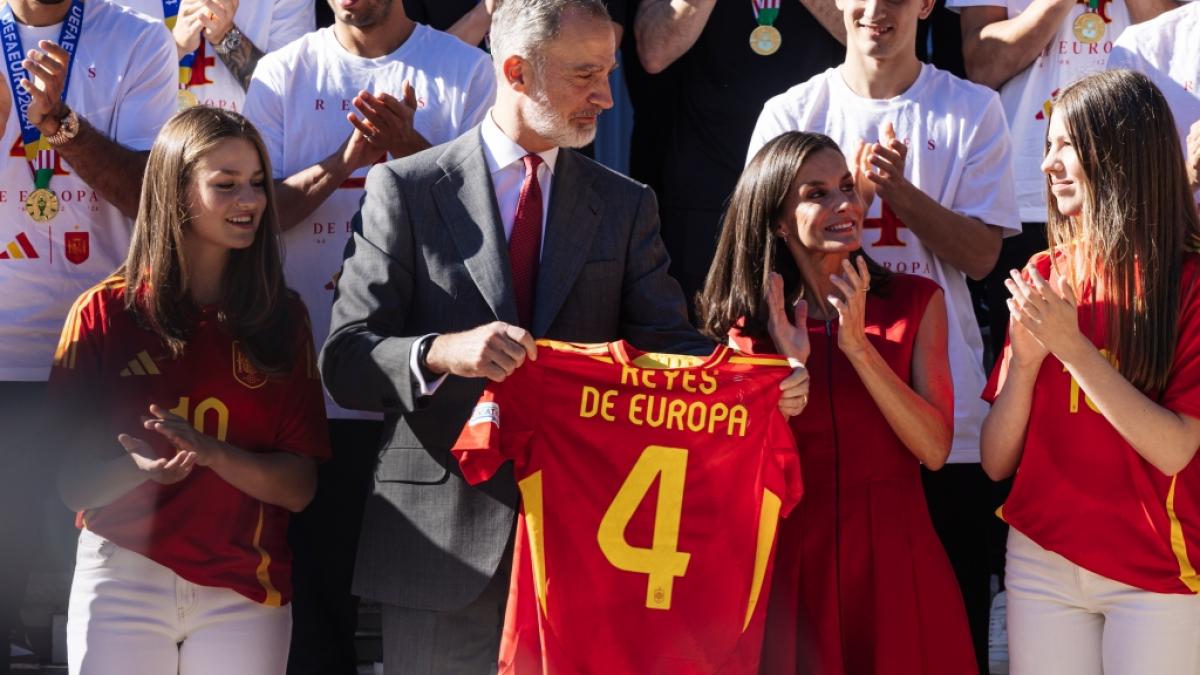 K&ouml;nig Felipe VI. und seine Familie jubelten bereits beim EM-Sieg 2024 mit der spanischen Nationalmannschaft - bei der WM 2026 hat das Fu&szlig;ballfieber erneut zugeschlagen. (Foto)