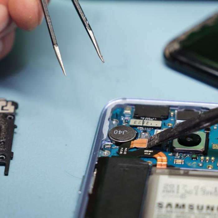 Wenn das Handy ins Wasser fällt, ist schnelles Handeln angesagt. Allerdings helfen nicht alle Tipps aus dem Netz wirklich.