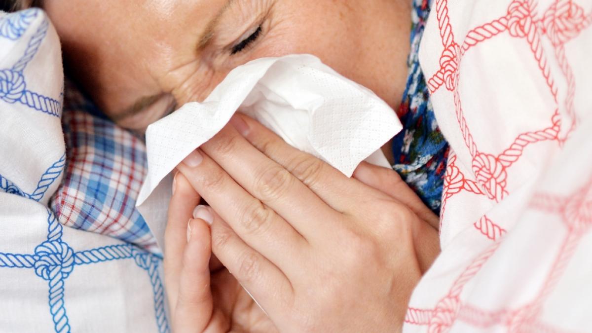 Husten, Halsschmerzen, laufende Nase, Kopf- und Gliederschmerzen: Im Herbst 2024 liegen ungew&ouml;hnlich viele Menschen in Deutschland mit Atemwegserkrankungen flach. (Foto)