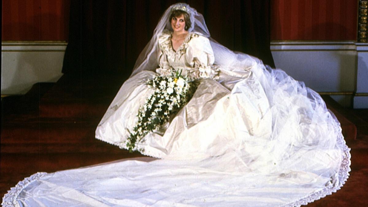 Wenn in Adelsh&auml;usern die Hochzeitsglocken klingen, geht es selten bescheiden zu: Den einsamen Schleppenrekord h&auml;lt immer noch Prinzessin Diana. Als sie 1981 Prinz Charles ehelichte, zog sie stolze 7,62 Meter hinter sich her. (Foto)
