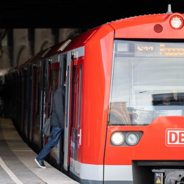 Mehrere Meter mitgeschleift! Rollstuhlfahrer von S-Bahn erfasst 