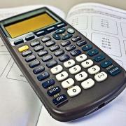 Statt den Taschenrechner zu bemühen hilft es, sich tiefer mit Mathe zu beschäftigten, denn oft ist der Lösungsweg einfacher als gedacht.
