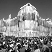 1995 verhüllte Cristo den Berliner Reichstag.