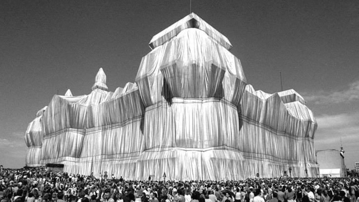 1995 verhüllte Cristo den Berliner Reichstag.