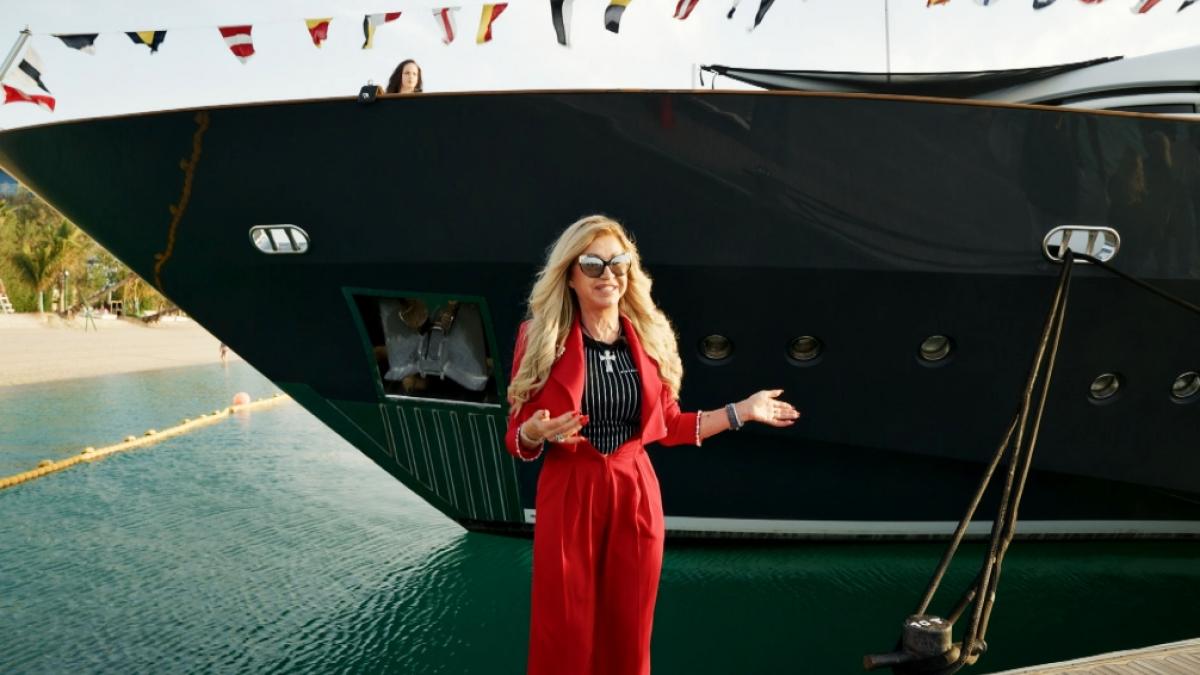 Die frisch renovierte "Indigo Star" wird in Dubai getauft. Stolz pr&auml;sentiert Carmen Geiss die frisch renovierte Luxus-Yacht. (Foto)