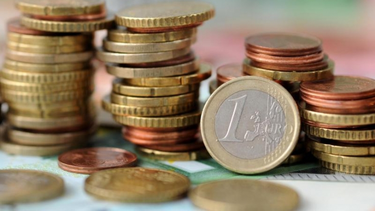 Neue Gesetze 2015: Die Krankenkassenbeiträge sinken, der Pflegemindestlohn steigt.