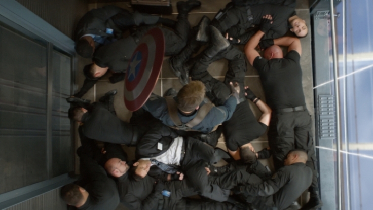 Mal eben so ein Dutzend Männer in einem winzigen Fahrstuhl platt machen: Für Captain America kein Problem.