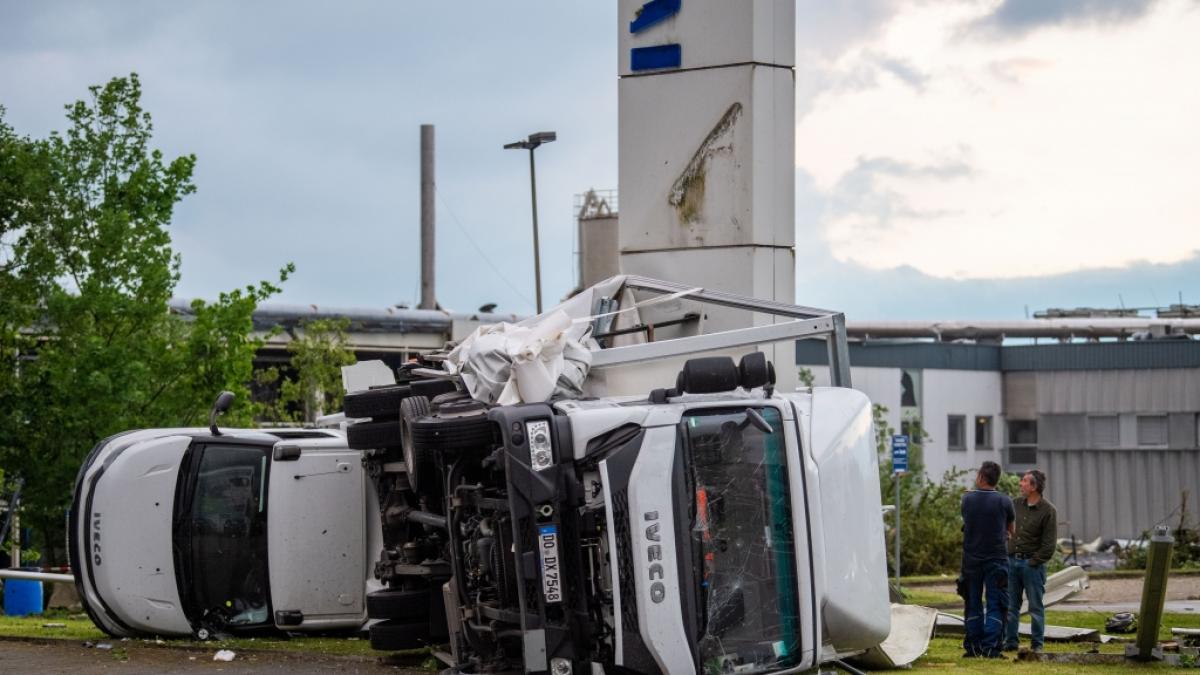 Zwei Lastwagen sind bei einem Autoh&auml;ndler umgekippt. Ein Unwetter hat auch in Paderborn gro&szlig;e Sch&auml;den angerichtet. (Foto)