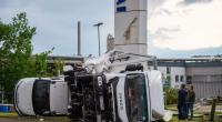Zwei Lastwagen sind bei einem Autohändler umgekippt. Ein Unwetter hat auch in Paderborn große Schäden angerichtet.
