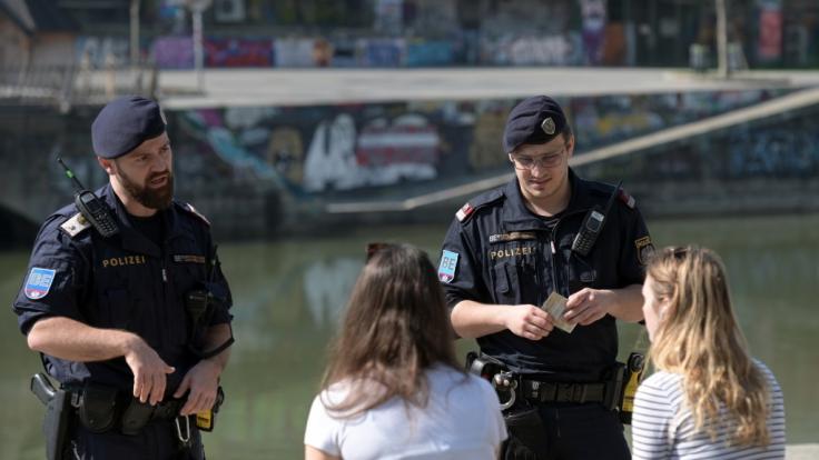 Bei Verstößen gegen die Corona-Maßnahmen greift die Polizei hart durch.
