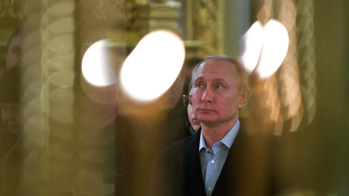 Der russische Präsident Wladimir Putin nahm am 19.01.2018 am Seligersee in Svetlitsa (Russland) im Nilow-Kloster am Gottesdienst zum Epiphanias-Fest teil. (Foto)