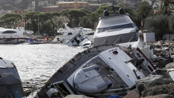 Ende Oktober wurden bei heftigen Unwettern Boote in Italien an Land gespült.