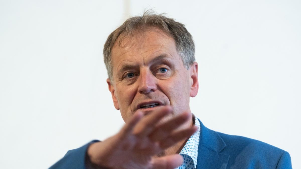 Schw&auml;bisch Gm&uuml;nds Oberb&uuml;rgermeister Richard Arnold (CDU) pl&auml;diert daf&uuml;r, dass Sch&uuml;ler:innen ihre Klassenr&auml;ume wieder selber putzen. Ein Vorschlag, um Kosten bei den Kommunen zu senken. (Foto)