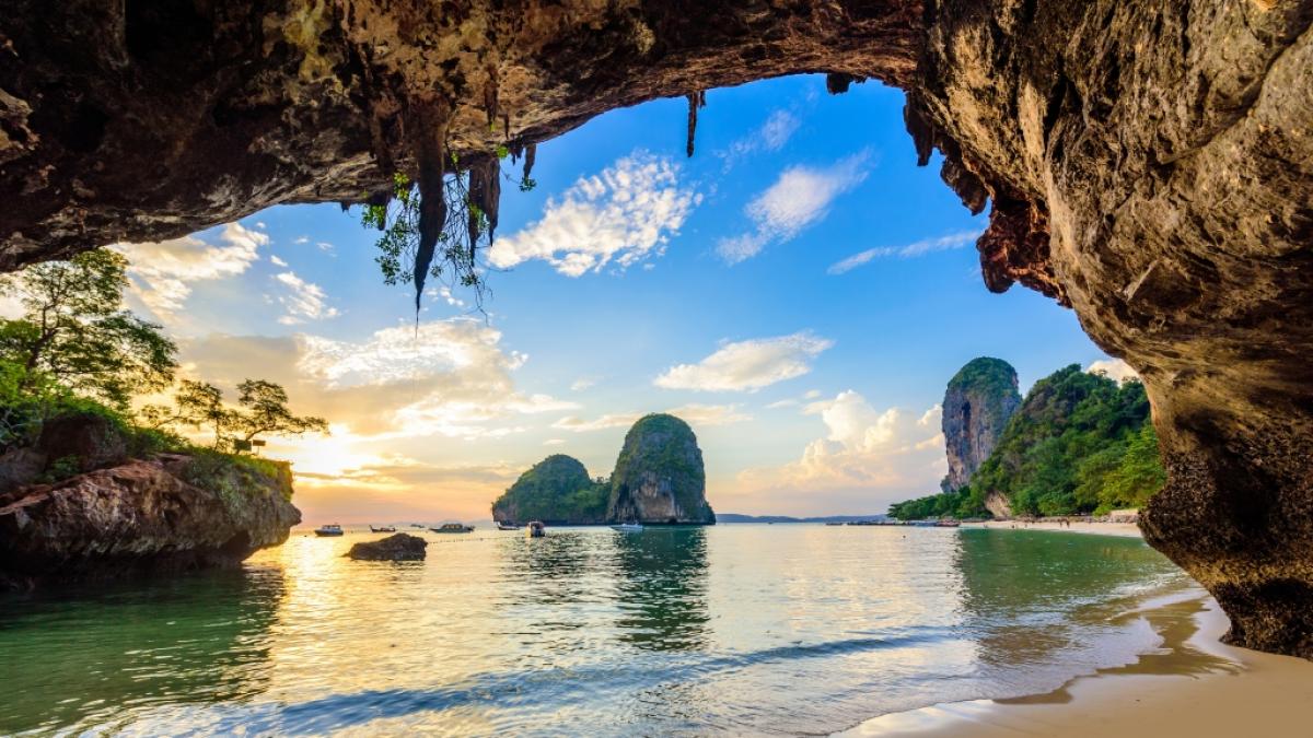 An der traumhaften K&uuml;ste von Krabi f&uuml;hlt man sich wie in einer anderen Welt. (Foto)