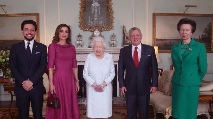 Fans sorgen sich um die Queen: Was hat die lila Hand zu bedeuten?