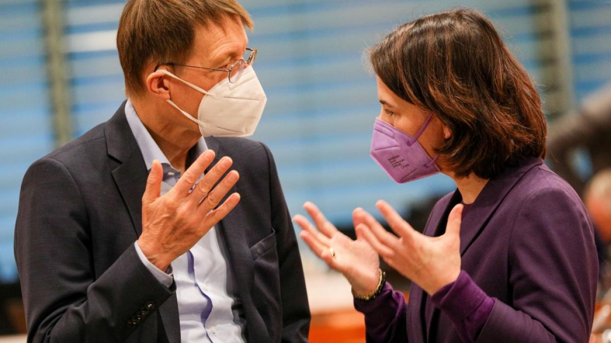 Karl Lauterbach ist j&uuml;ngsten Umfragen zufolge wesentlich beliebter als Annalena Baerbock. (Foto)