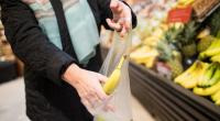 Eine Frau im Supermarkt beim Einkauf.