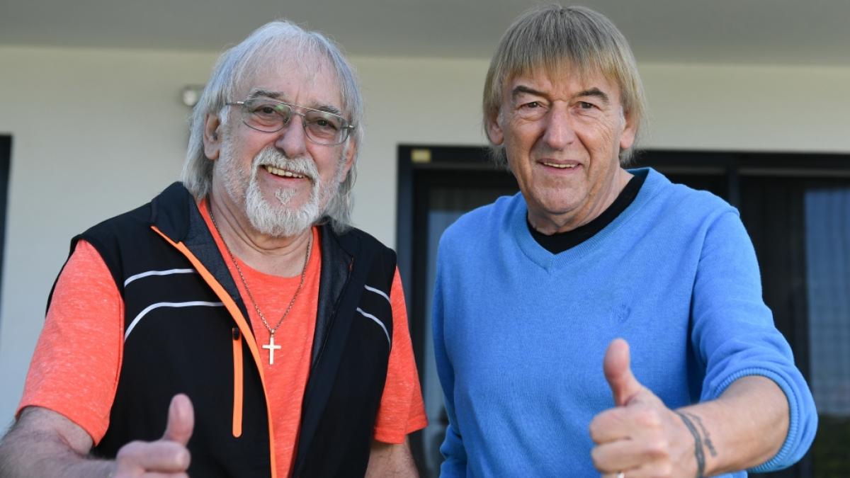 Die Br&uuml;der Bernd (r) und Karl-Heinz Ulrich stehen im Garten des Hauses von Bernd Ulrich. (Foto)