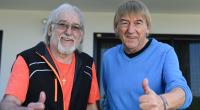 Die Brüder Bernd (r) und Karl-Heinz Ulrich stehen im Garten des Hauses von Bernd Ulrich.